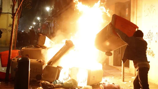 Contenedores incendiados en la calle Mesón de Paredes con la calle del Oso Contenedores incendiados en la calle Mesón de Paredes con la calle del Oso