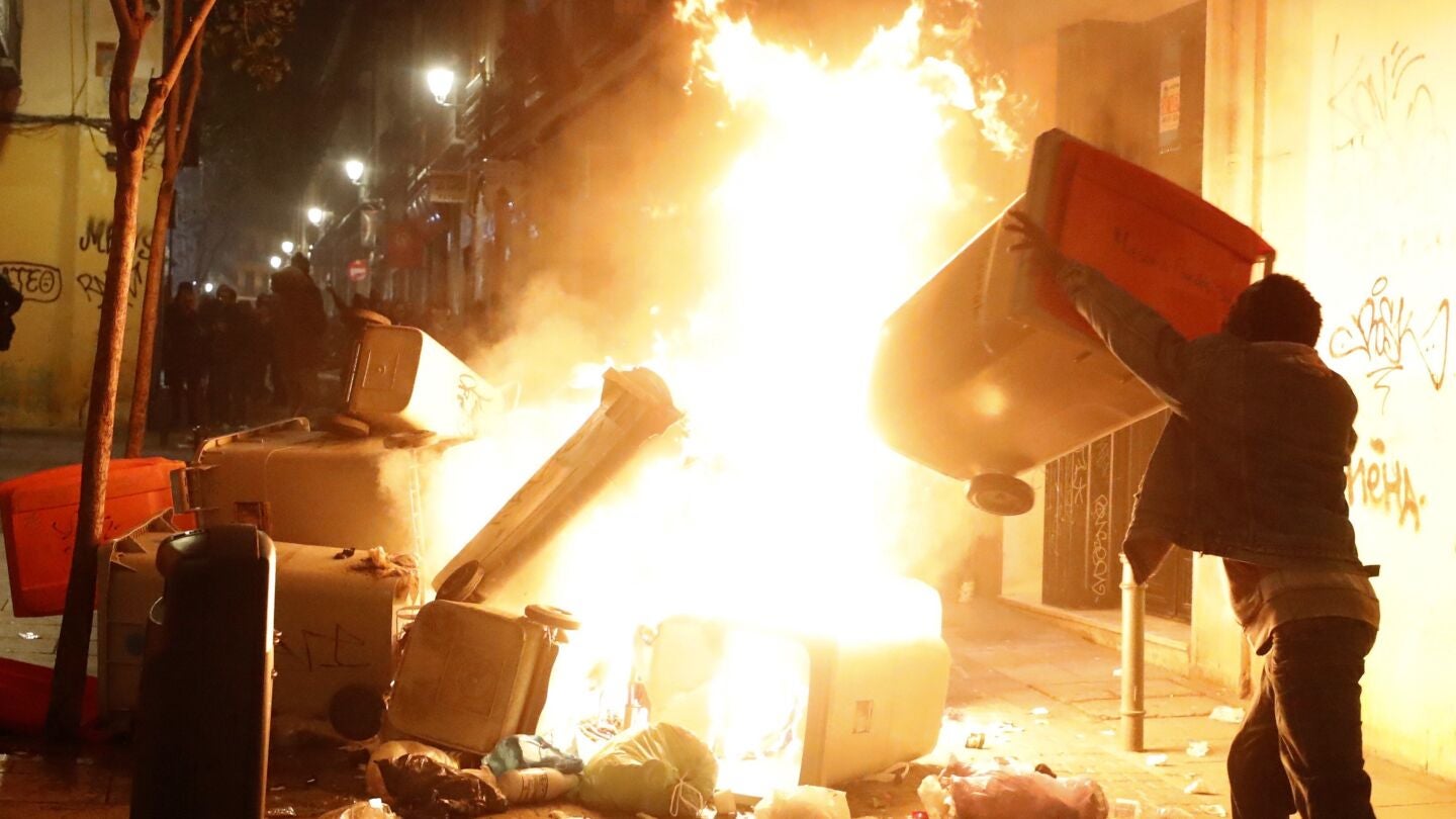 Contenedores incendiados en la calle Mes&oacute;n de Paredes con la calle del Oso