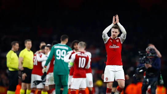 Aaron Ramsey saluda a los fans del Arsenal tras eliminar al Milan Aaron Ramsey saluda a los fans del Arsenal tras eliminar al Milan