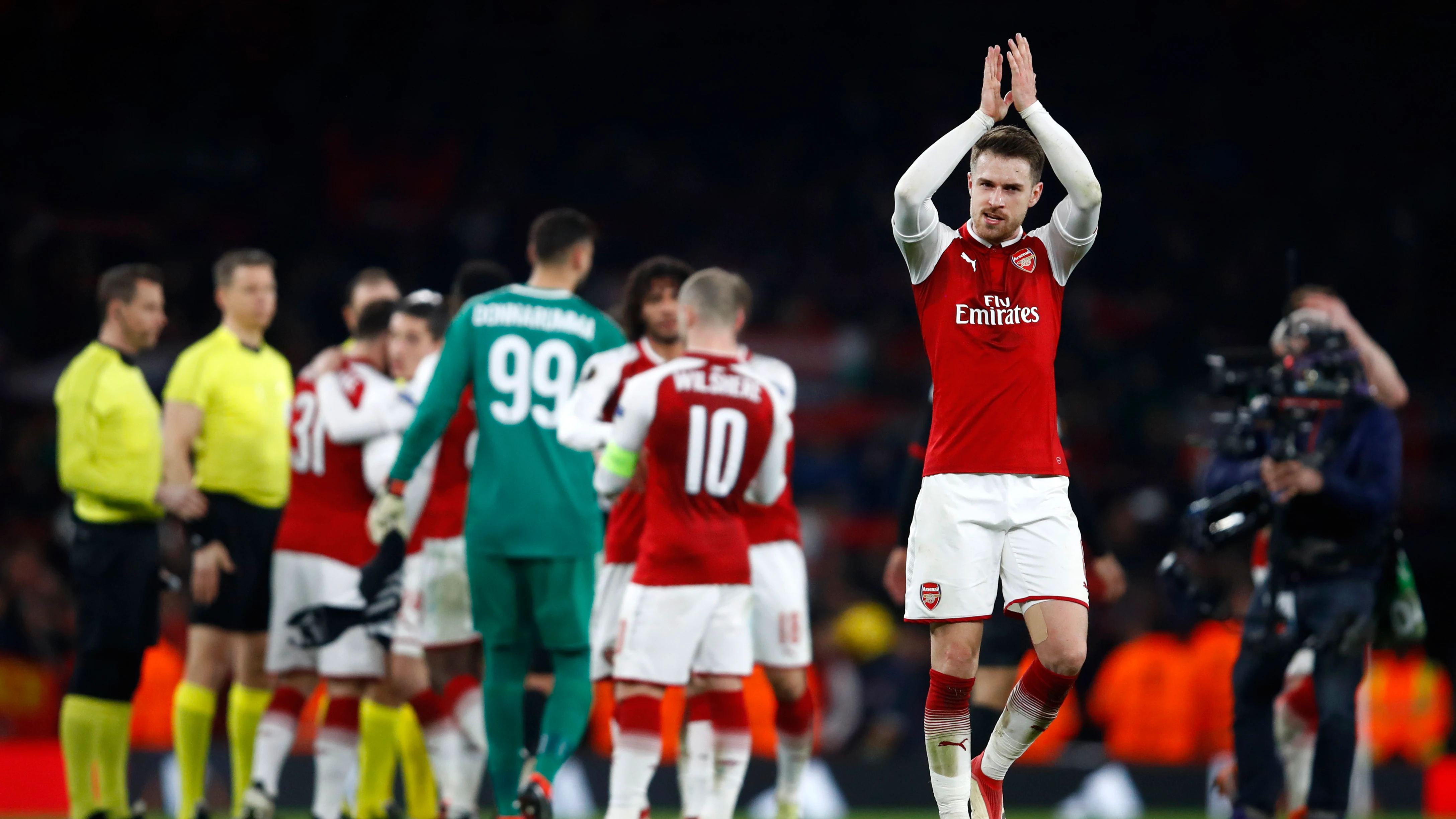 Aaron Ramsey saluda a los fans del Arsenal tras eliminar al Milan