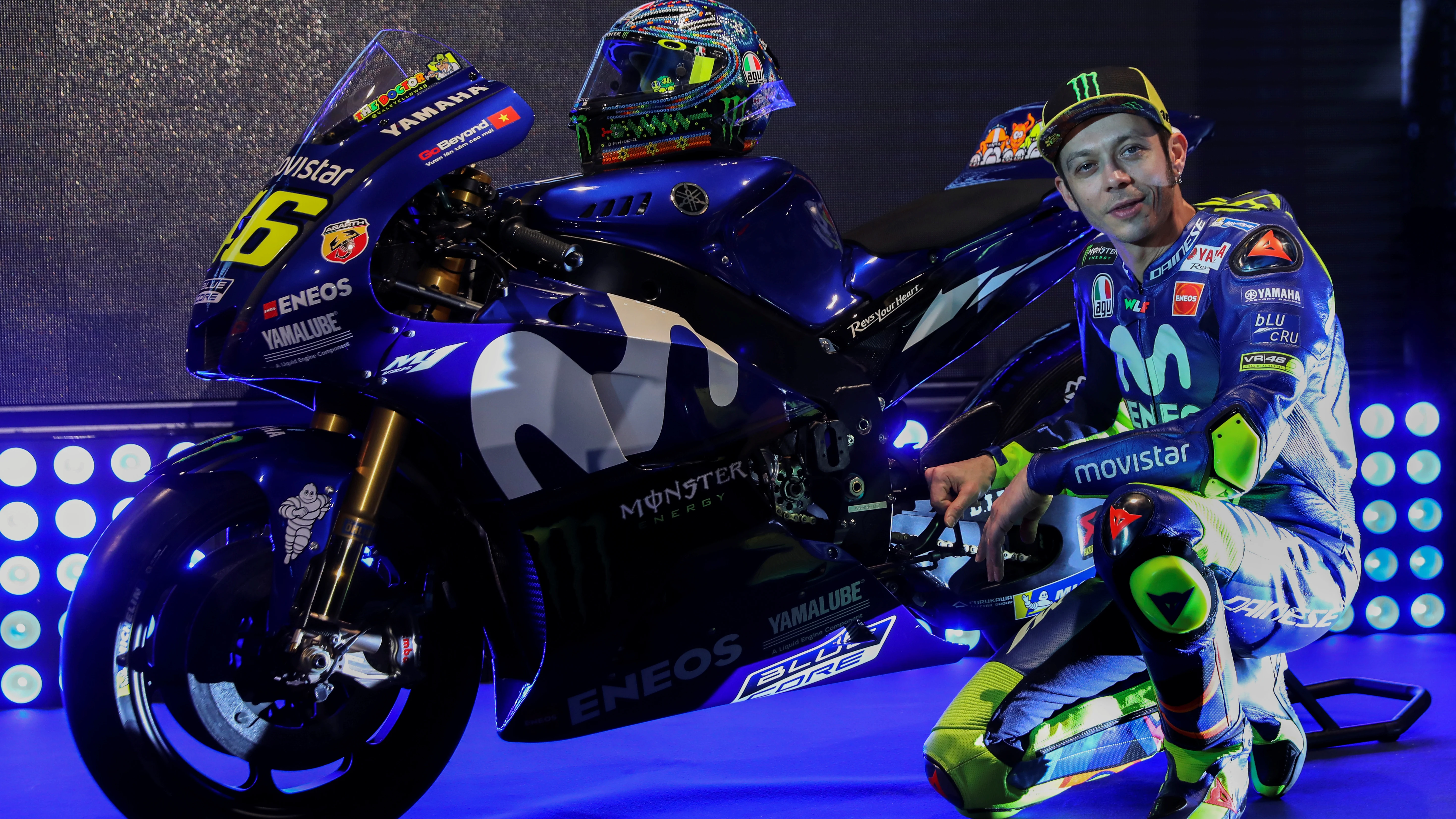 Valentino Rossi posa con su Yamaha