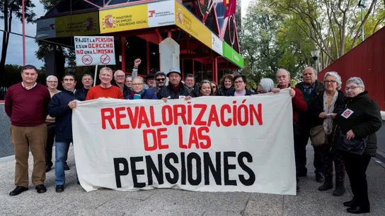 Pensionistas se manifiestan por un aumento de sus pensiones Pensionistas se manifiestan por un aumento de sus pensiones