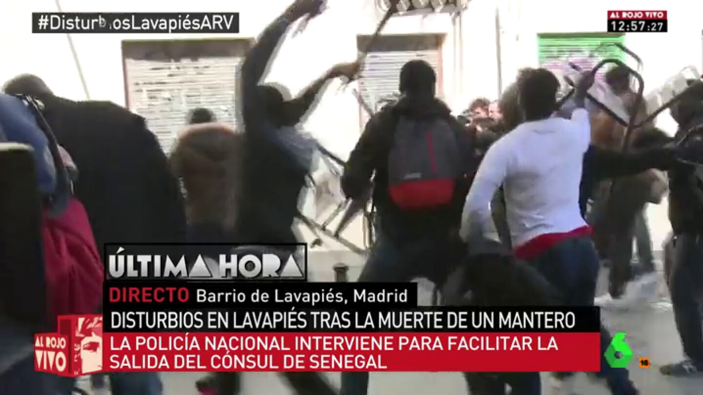 Lanzamiento de sillas y piedras y cargas policiales cuando el c&oacute;nsul de Senegal intentaba abandonar el barrio de Lavapi&eacute;s
