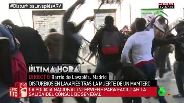 Lanzamiento de sillas y piedras y cargas policiales cuando el cónsul de Senegal intentaba abandonar el barrio de Lavapiés