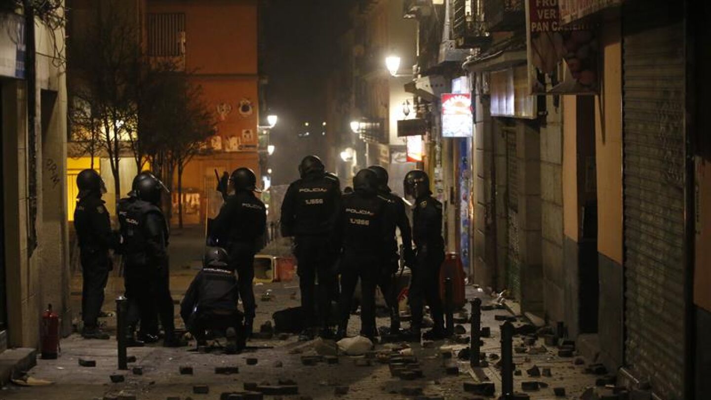 Polic&iacute;as antidisturbios en la calle Mes&oacute;n de Paredes con la calle del Oso