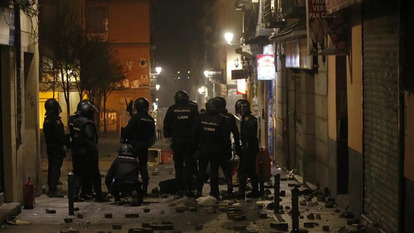 Policías antidisturbios en la calle Mesón de Paredes con la calle del Oso Policías antidisturbios en la calle Mesón de Paredes con la calle del Oso