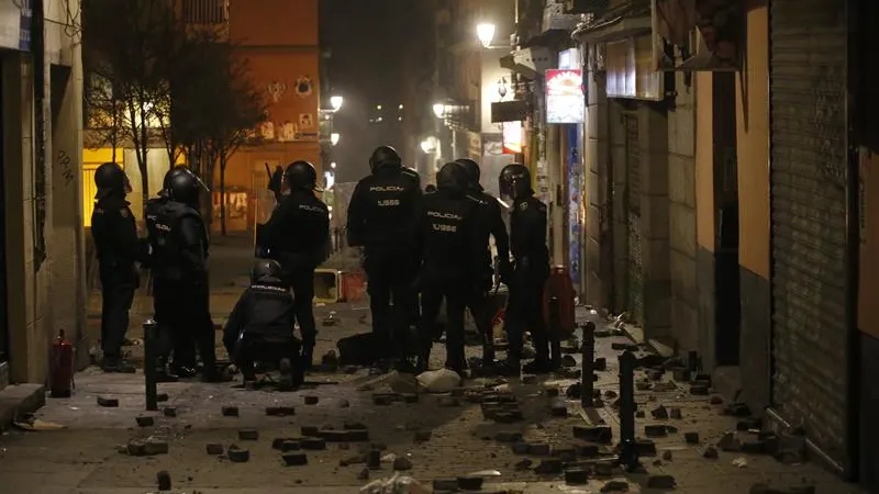 Policías antidisturbios en la calle Mesón de Paredes con la calle del Oso