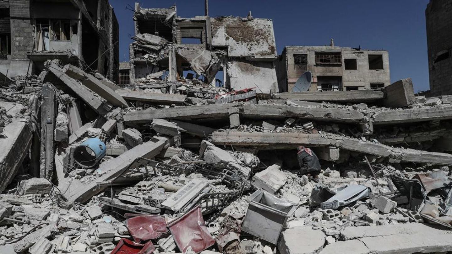 Escombros de unos edificios destruidos por las bombas en Duma, en el este de Guta