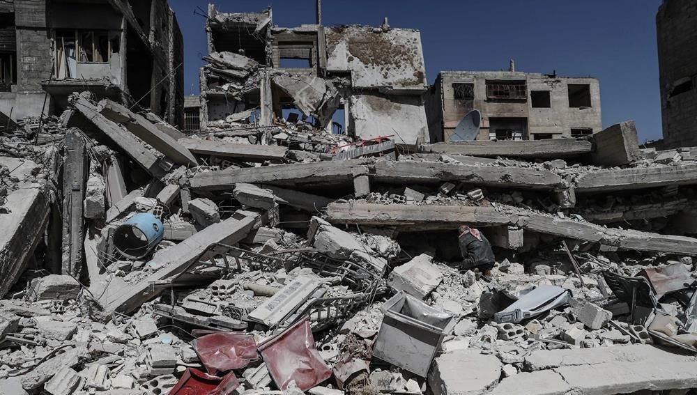 Escombros de unos edificios destruidos por las bombas en Duma, en el este de Guta