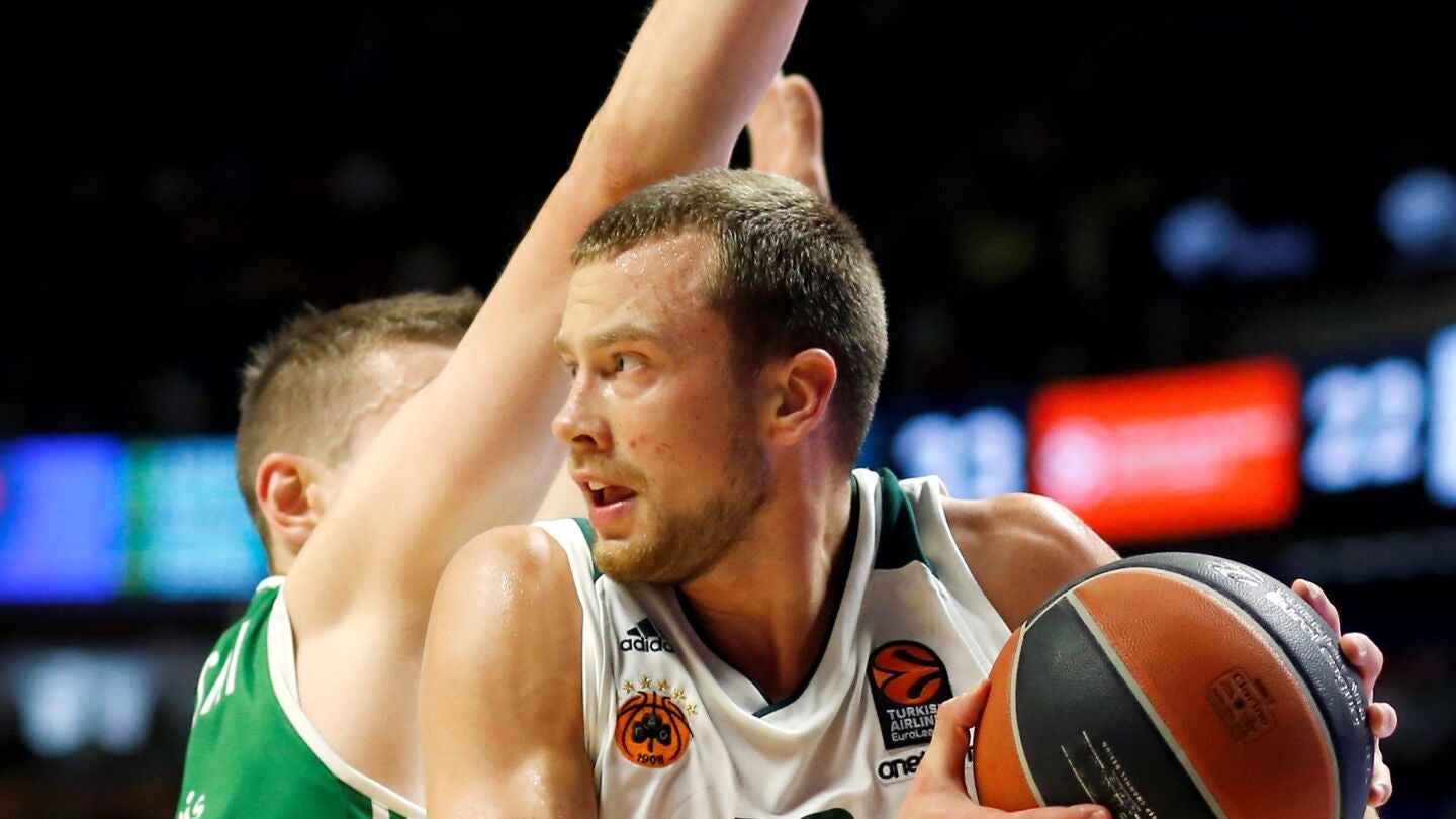 Lekavicius entra a canasta ante la defensa de Nedovic
