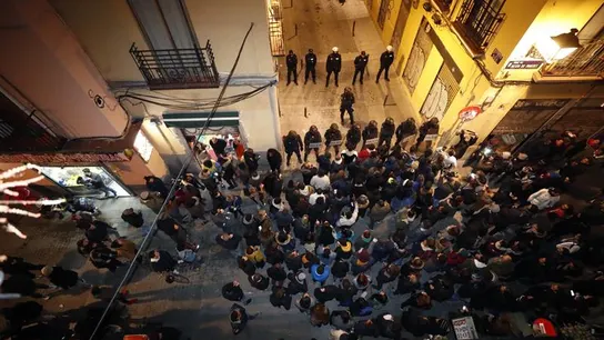 Policías antidisturbios en la calle Mesón de Paredes con la calle del Oso Policías antidisturbios en la calle Mesón de Paredes con la calle del Oso