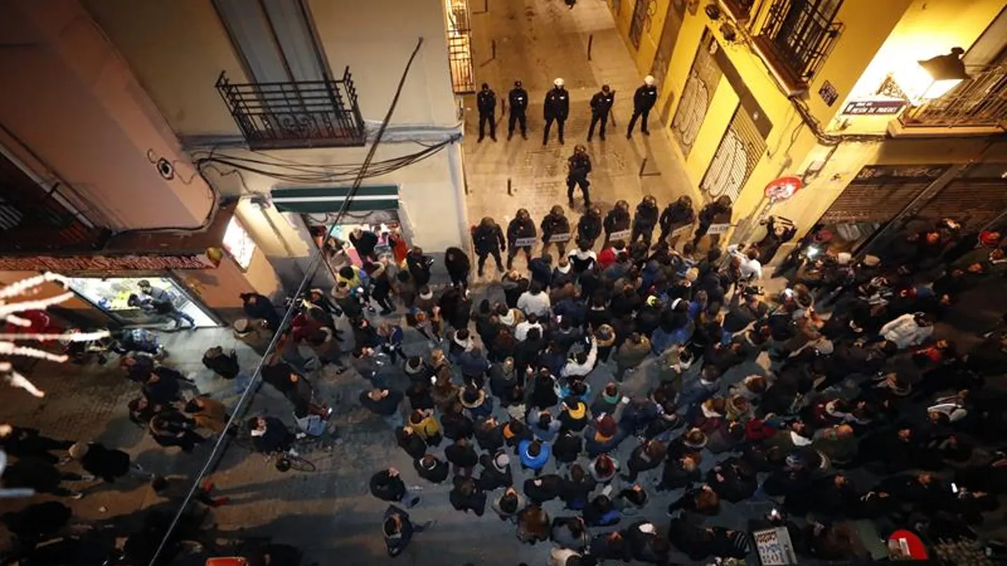 Policías antidisturbios en la calle Mesón de Paredes con la calle del Oso Policías antidisturbios en la calle Mesón de Paredes con la calle del Oso