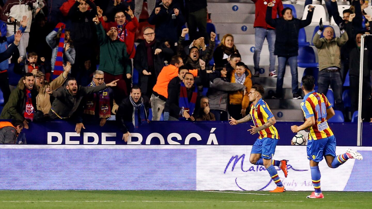 Roger celebra su gol en el Levante - Eibar