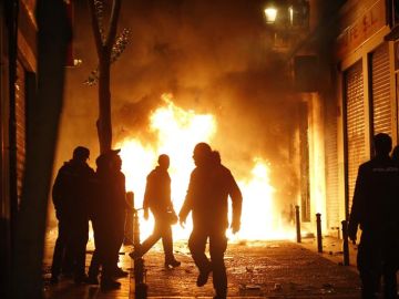 Contenedores incendiados en la calle Mesón de Paredes con la calle del Oso, en el barrio de Lavapiés Contenedores incendiados en la calle Mesón de Paredes con la calle del Oso, en el barrio de Lavapiés