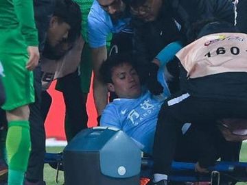 Gaitán, conmocionado sobre el césped Gaitán, conmocionado sobre el césped