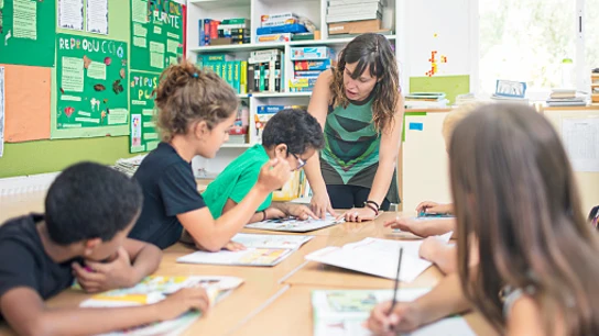 Una profesora imparte clase en un colegio Una profesora imparte clase en un colegio