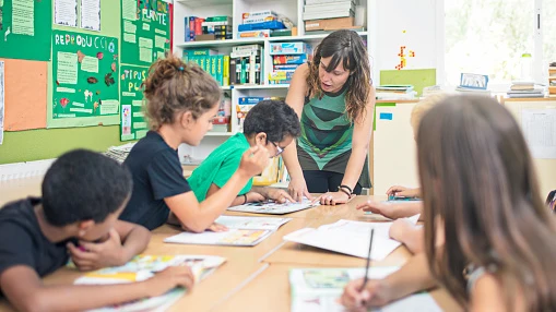 Una profesora imparte clase en un colegio