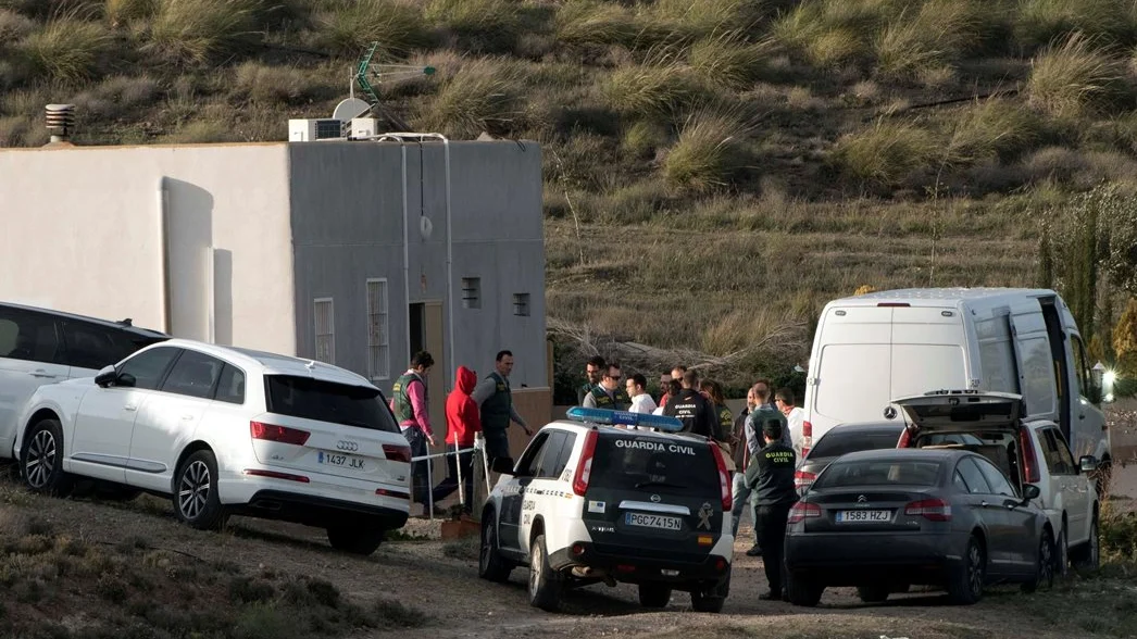 Ana Julia Quezada con agentes de la Guardia Civil (Archivo)