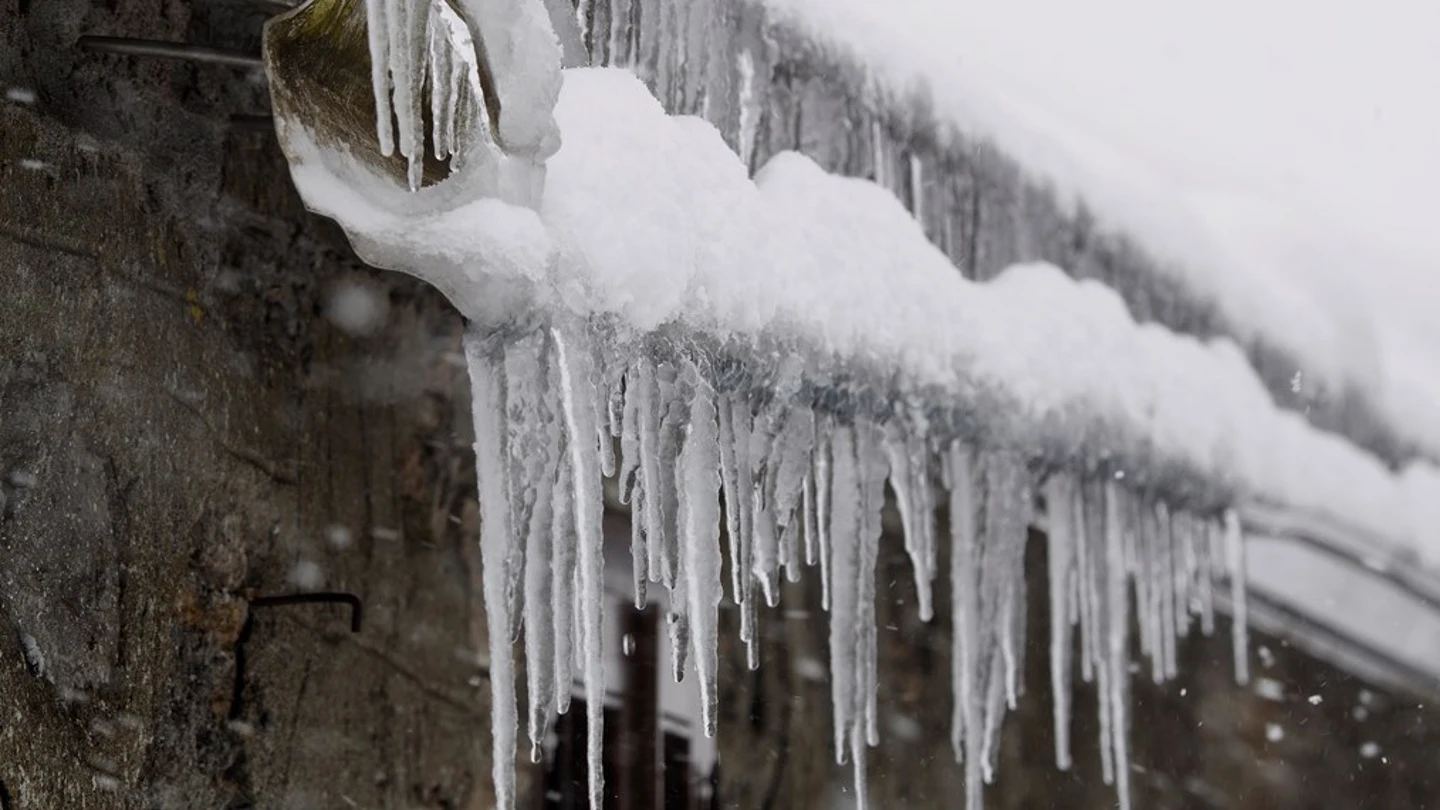 Carámbanos de hielo cuelgan del tejado de una casa de la localidad lucense de O Cebreiro alerta de lluvia y nieve en 31 provincias este sábado