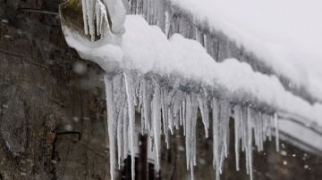 Carámbanos de hielo cuelgan del tejado de una casa de la localidad lucense de O Cebreiro