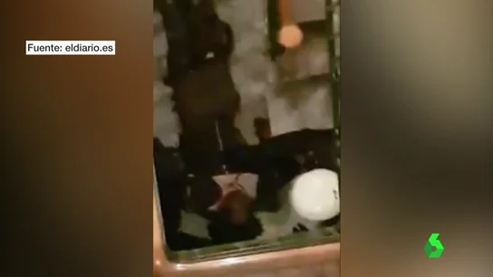 Fue apartado de la plaza e ignorado en el atestado policial: esto es lo que ocurrió con el hombre al que policía golpeó brutalmente en la cabeza en Lavapiés Fue apartado de la plaza e ignorado en el atestado policial: esto es lo que ocurrió con el hombre al que policía golpeó brutalmente en la cabeza en Lavapiés
