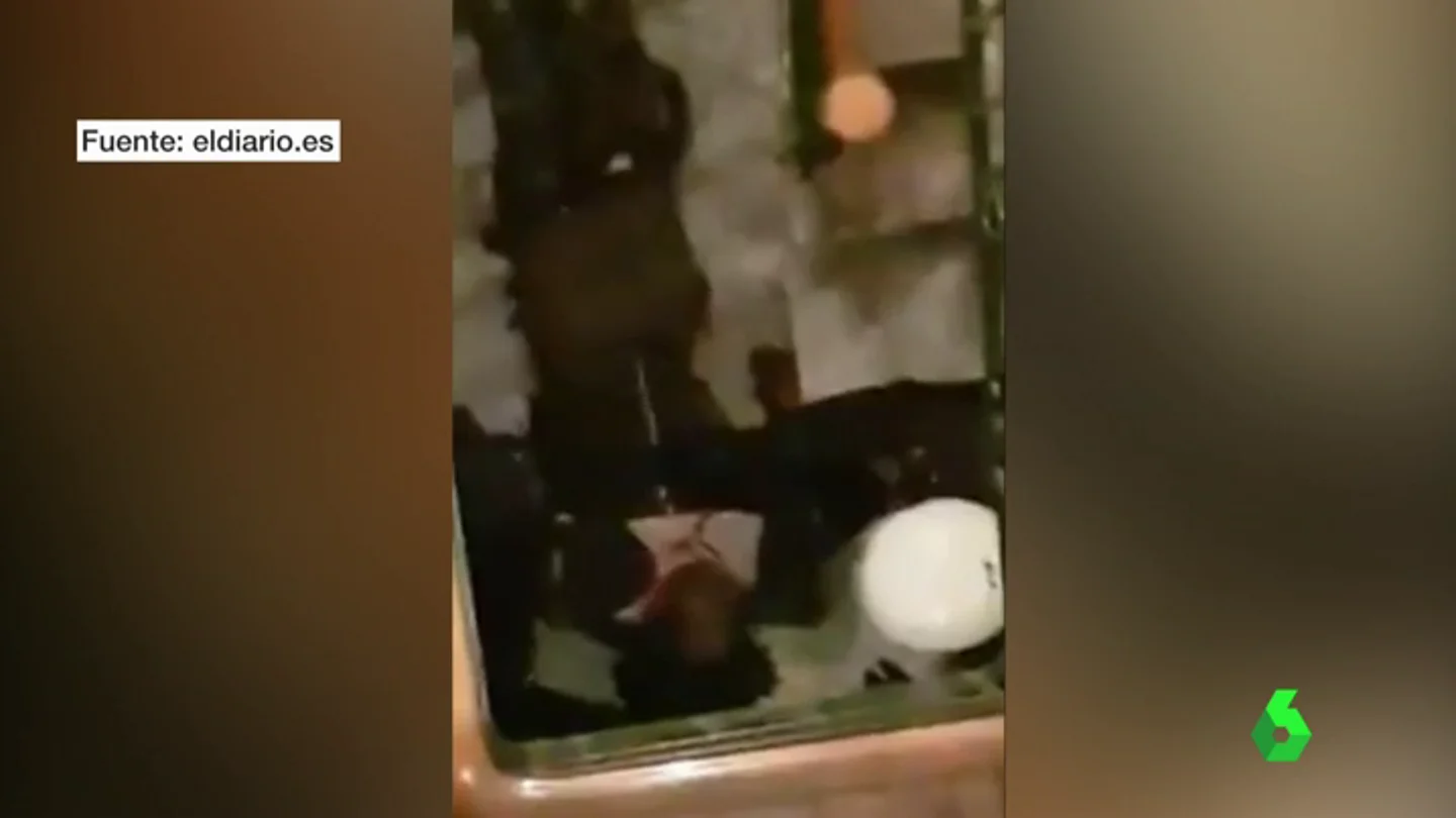 Fue apartado de la plaza e ignorado en el atestado policial: esto es lo que ocurrió con el hombre al que policía golpeó brutalmente en la cabeza en Lavapiés Fue apartado de la plaza e ignorado en el atestado policial: esto es lo que ocurrió con el hombre al que policía golpeó brutalmente en la cabeza en Lavapiés