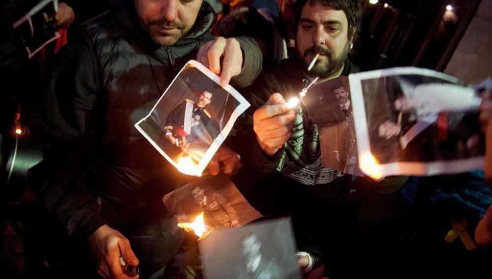Varias personas quemando fotos del rey en Girona