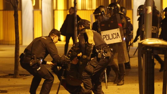 Policías antidisturbios en la calle Mesón de Paredes con la calle del Oso Policías antidisturbios en la calle Mesón de Paredes con la calle del Oso