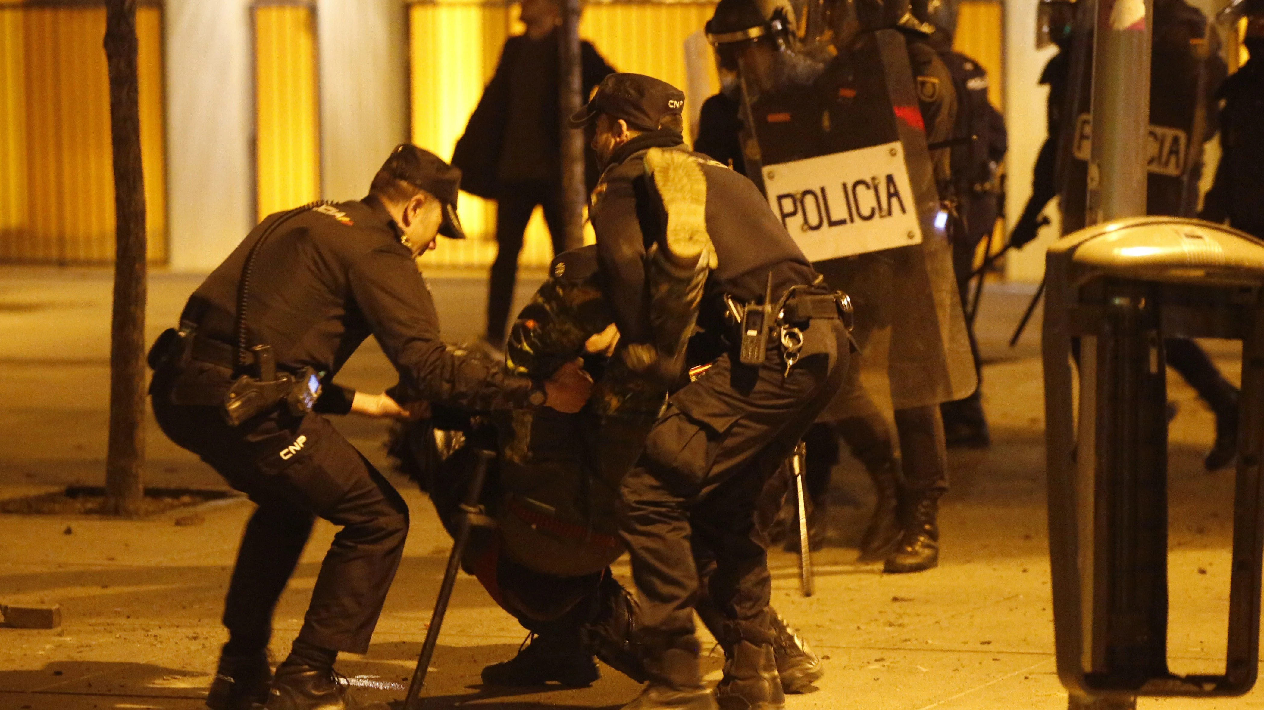 Policías antidisturbios en la calle Mesón de Paredes con la calle del Oso