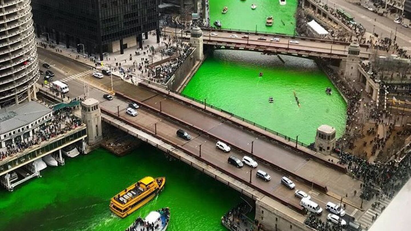 Imagen del r&iacute;o de Chicago te&ntilde;ido de verde