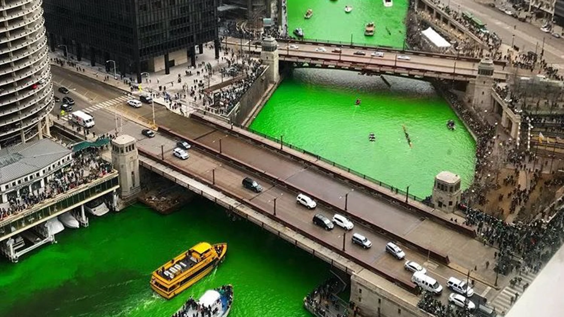 Imagen del río de Chicago teñido de verde