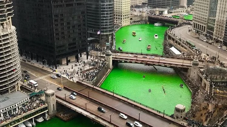 Imagen del río de Chicago teñido de verde