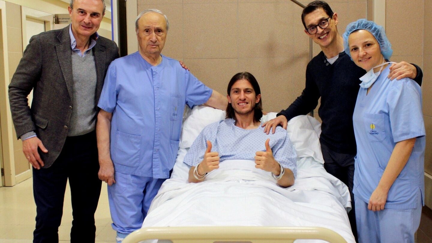 Filipe Luis, satisfecho tras ser intervenido por su fractura de peron&eacute;