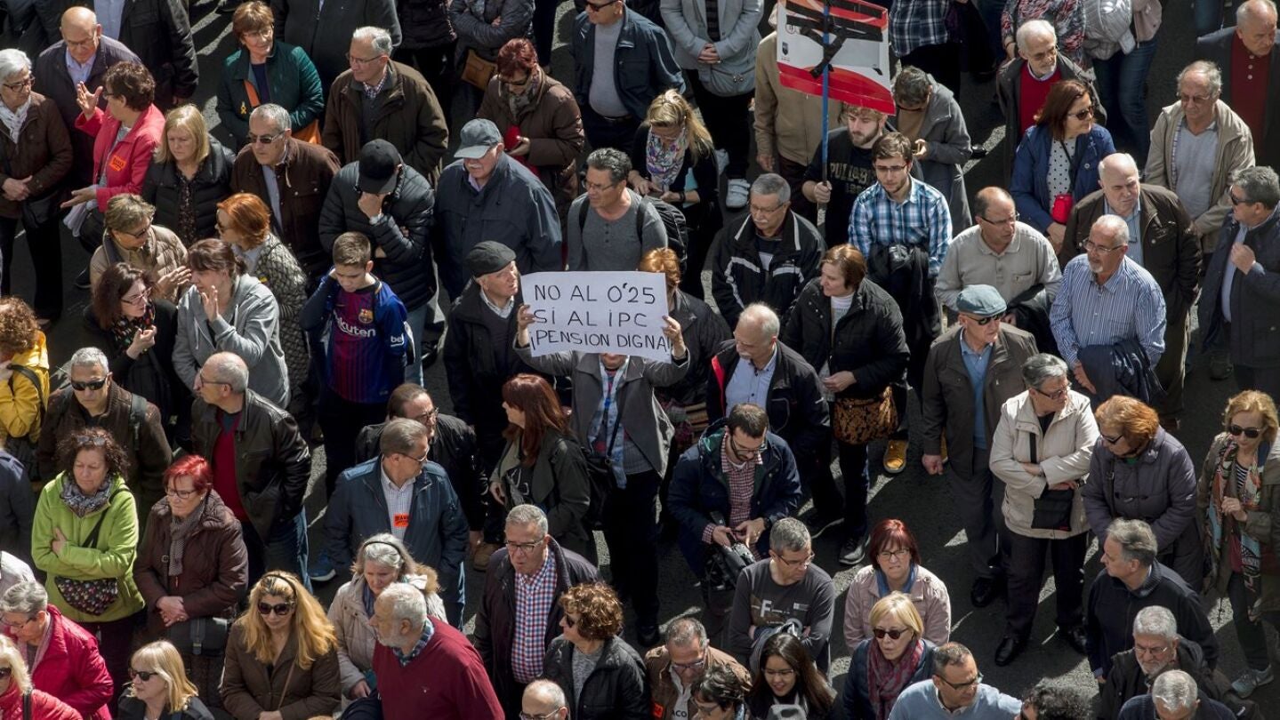 Multitudinaria manifestaci&oacute;n de pensionistas en Barcelona