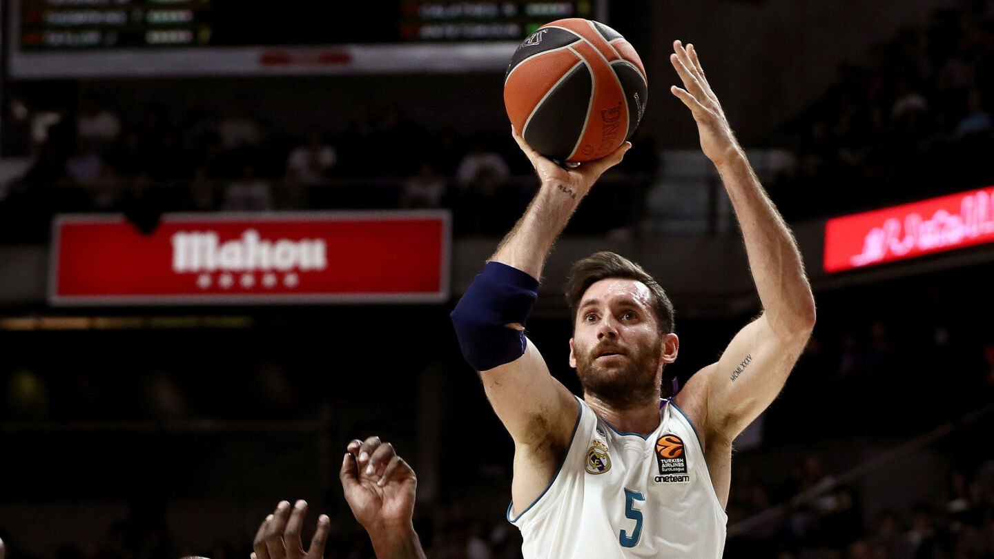 Rudy Fern&aacute;ndez intenta un lanzamiento a canasta con el Madrid