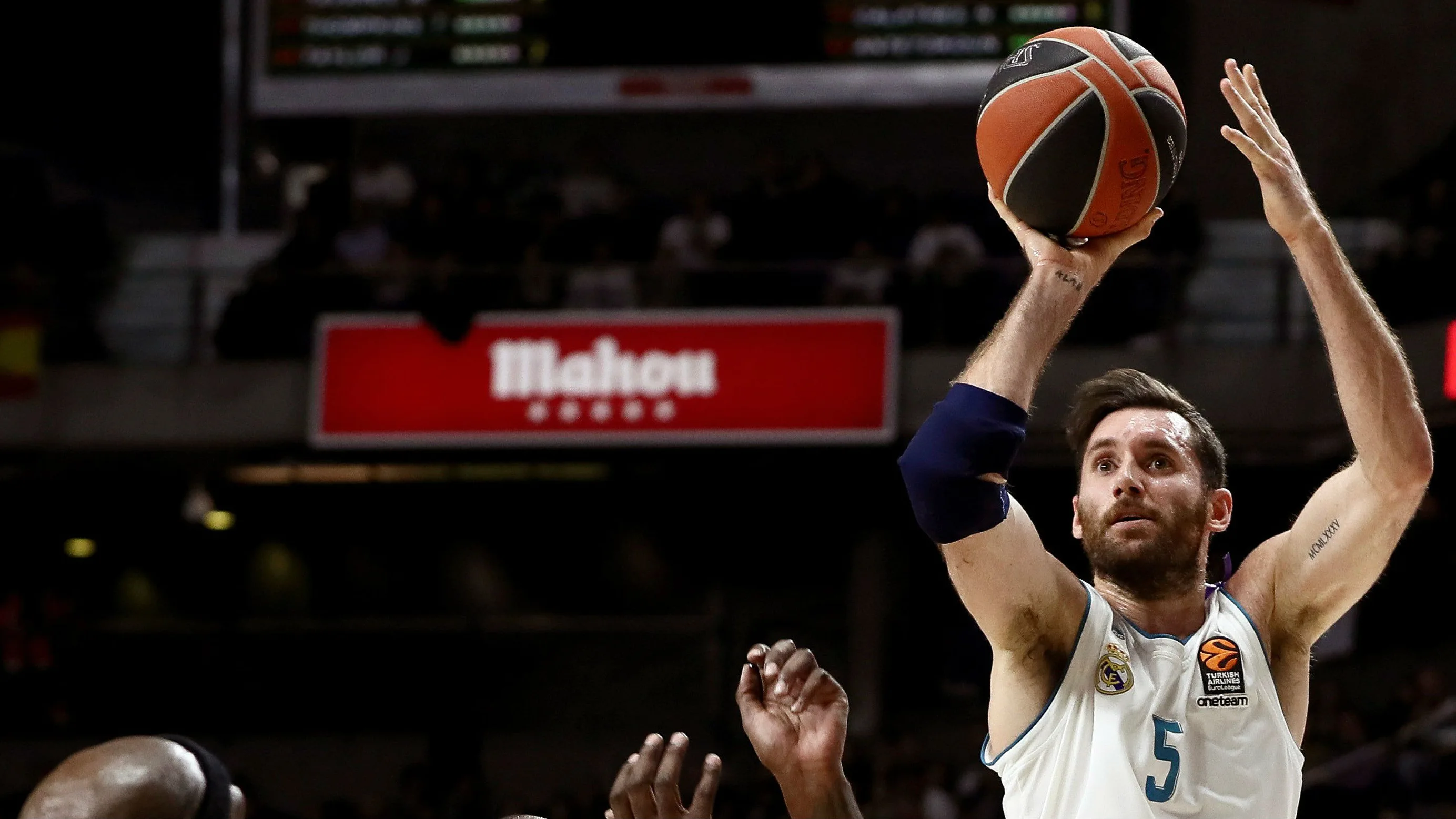 Rudy Fernández intenta un lanzamiento a canasta con el Madrid