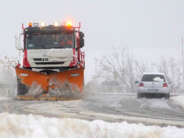 Una máquina quitanieves despeja una carretera durante un temporal de nieve en Castilla y León