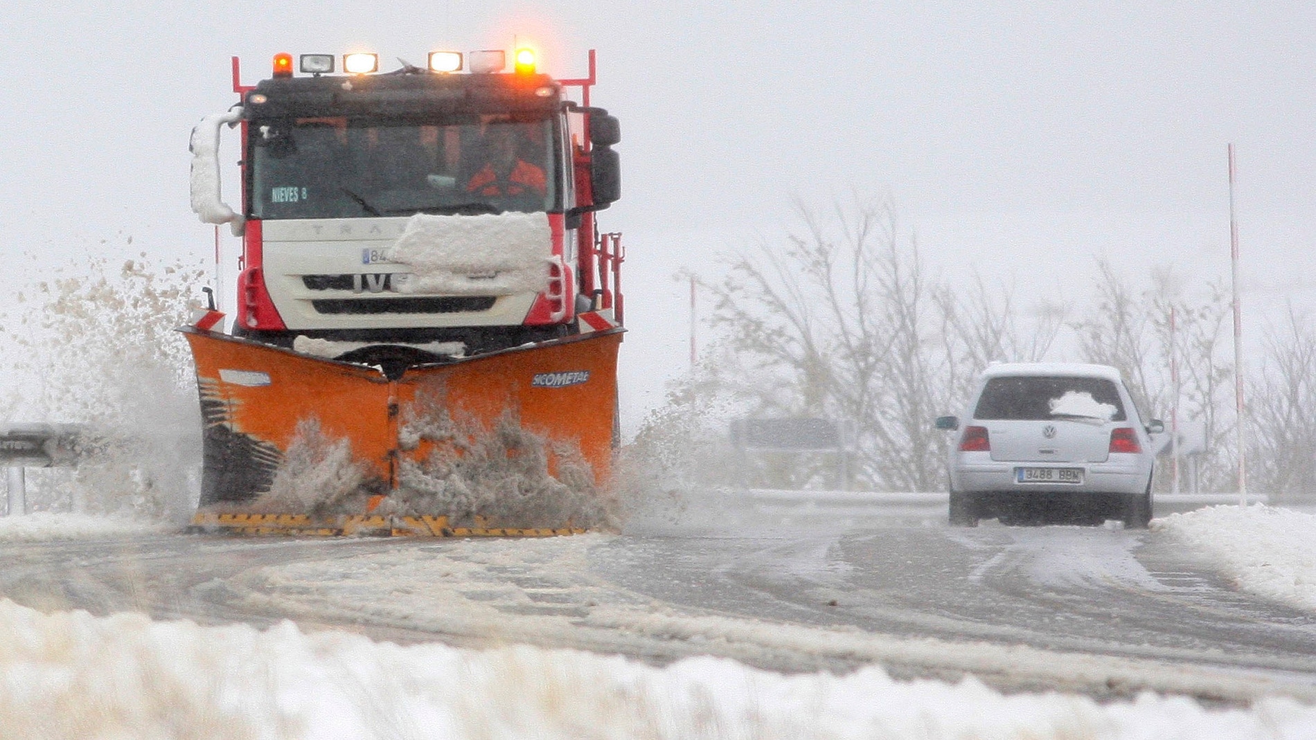 Una máquina quitanieves despeja una carretera durante un temporal de nieve en Castilla y León