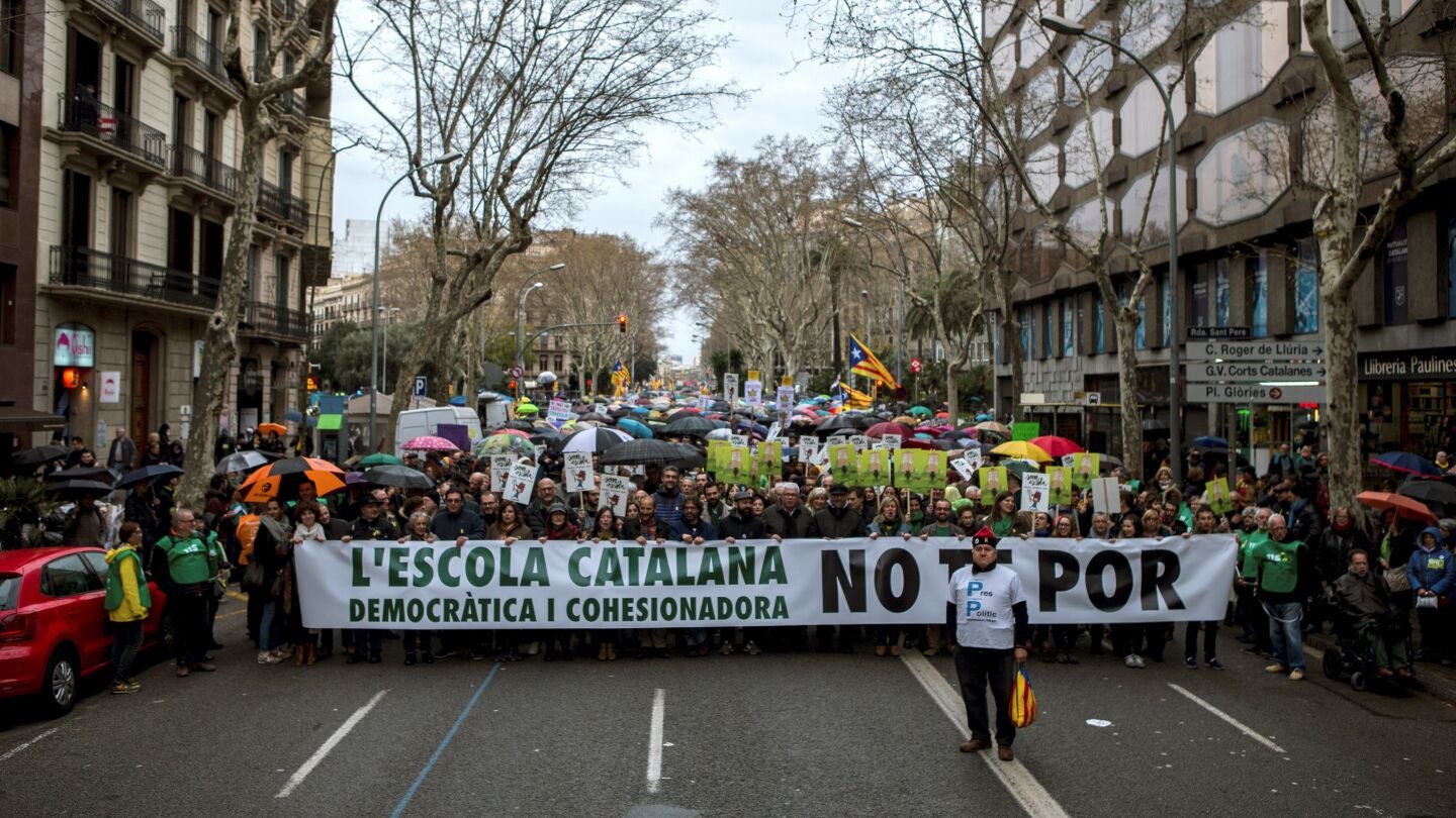 Cabecera de la manifestaci&oacute;n convocada por la plataforma Som Escola, y el sindicato mayoritario USTEC