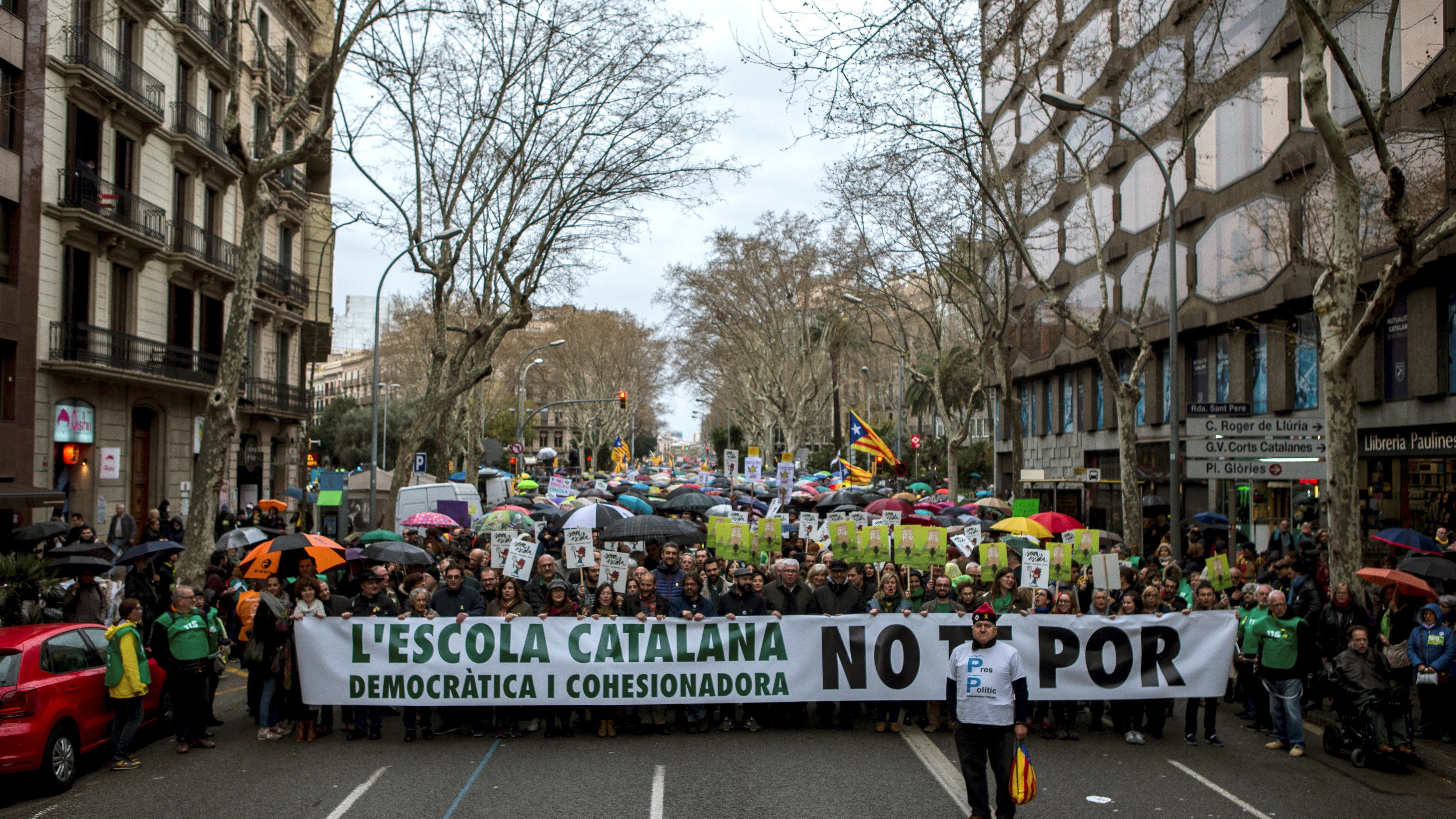 Cabecera de la manifestación convocada por la plataforma Som Escola, y el sindicato mayoritario USTEC