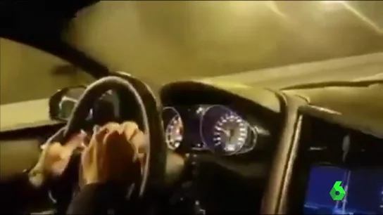 Conductor circulando a 300 kilómetros por hora Conductor circulando a 300 kilómetros por hora