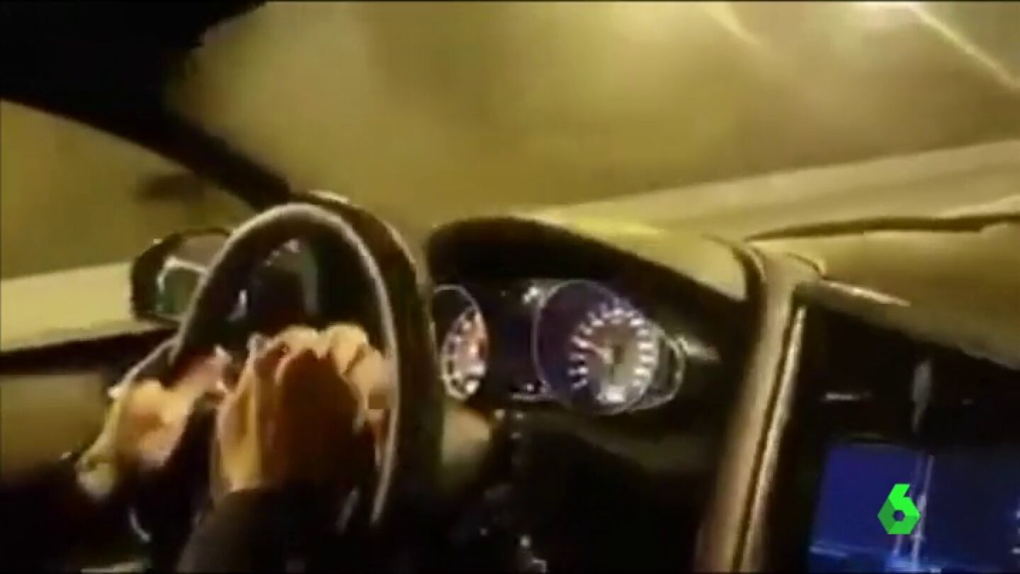 Conductor circulando a 300 kil&oacute;metros por hora