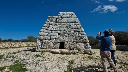 Monumento histórico lleno de pintadas en Menorca Monumento histórico lleno de pintadas en Menorca