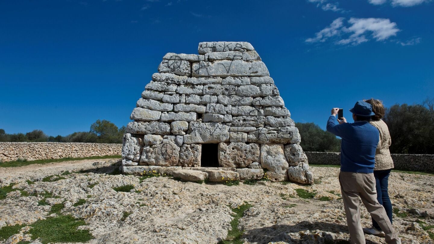 Monumento hist&oacute;rico lleno de pintadas en Menorca