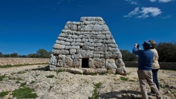 Monumento histórico lleno de pintadas en Menorca