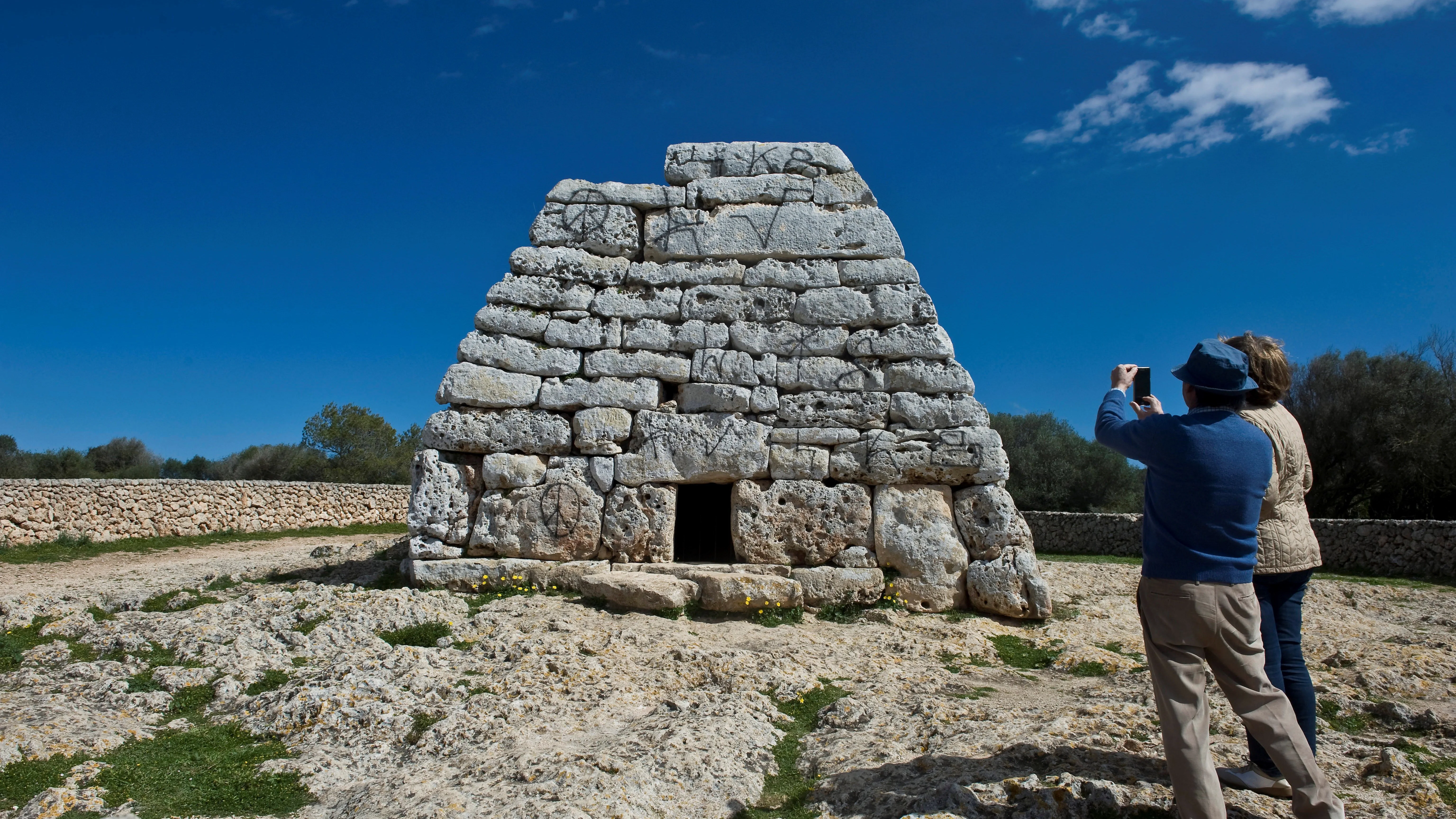 Monumento histórico lleno de pintadas en Menorca