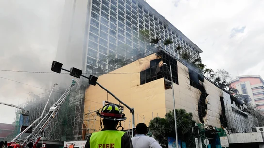 Un bombero en el incendio de un hotel en Manila Un bombero en el incendio de un hotel en Manila