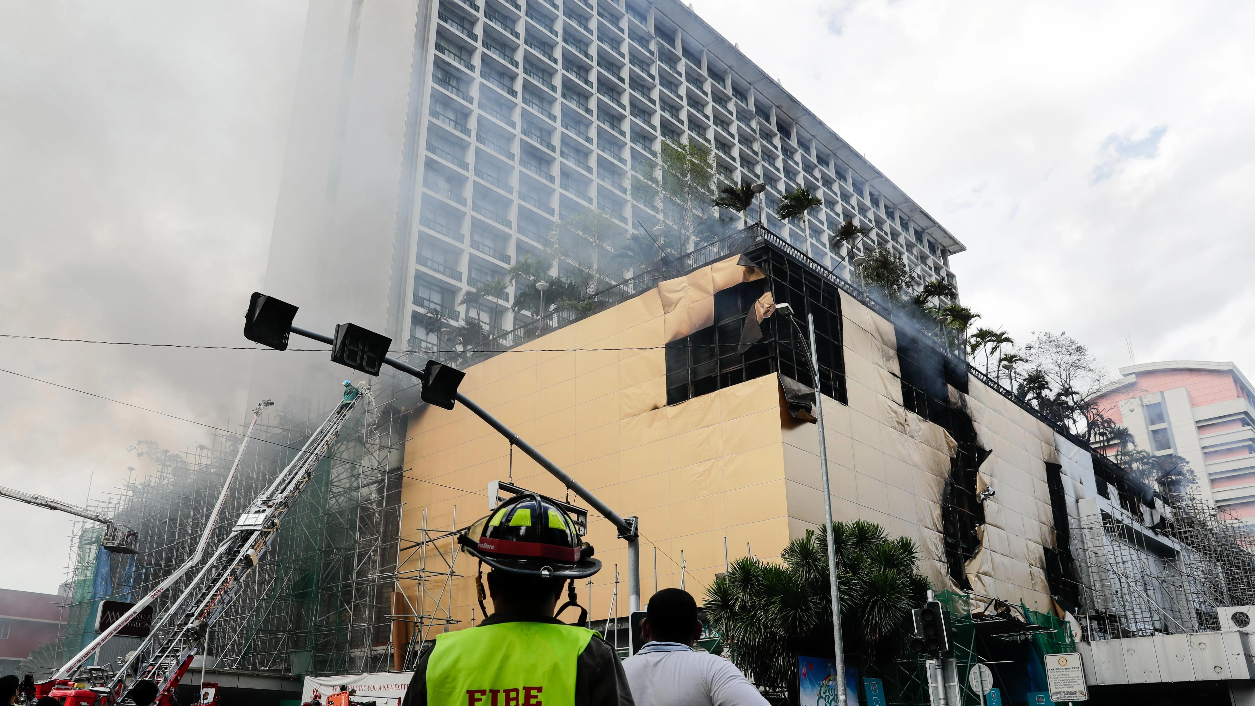 Un bombero en el incendio de un hotel en Manila