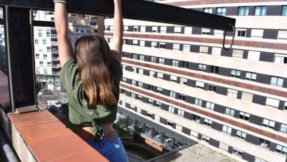 Niña encaramada a una cornisa en Barcelona para hacerse un 'selfie'