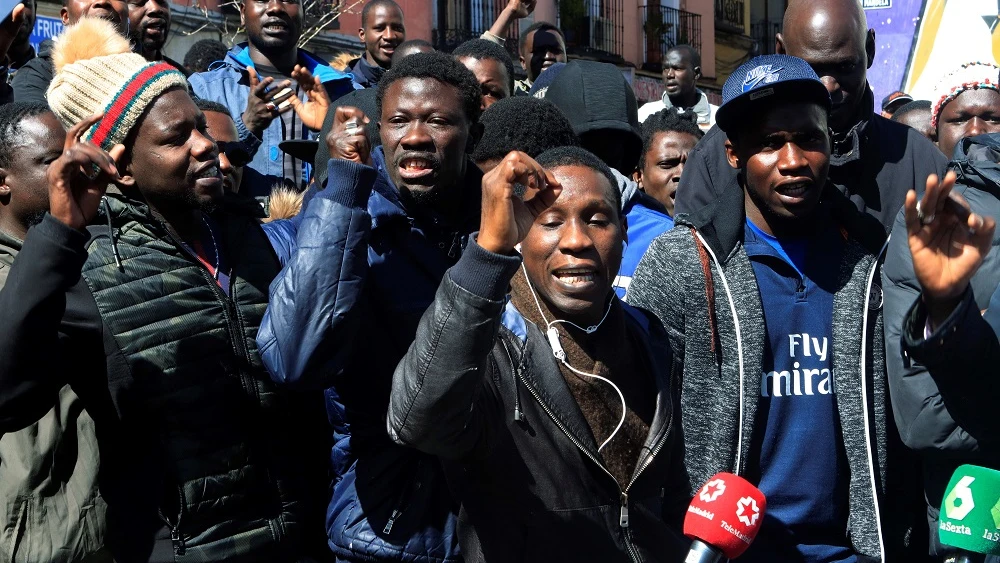 Varias personas se manifiestan en la Plaza de Nelson Mandela en el madrileño barrio de Lavapiés